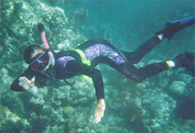 Yvonne free-diving in Belize c. Lanelli 2003